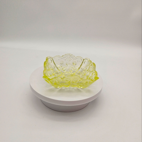 Vintage EAPG Vaseline Glass Daisy And Cross Pattern Trinket Dish Glows - Picture 1 of 8